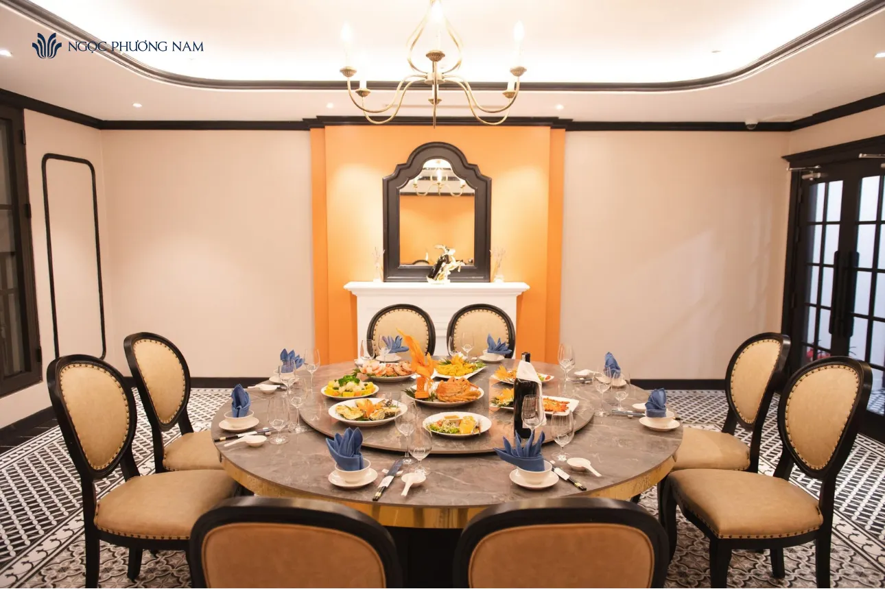 Đặt phòng tiệc VIP sang trọng tại Nhà hàng Ngọc Phương Nam Hạ Long cho các buổi tiếp khách và sum họp gia đình. Không gian riêng tư, phục vụ chuyên nghiệp.