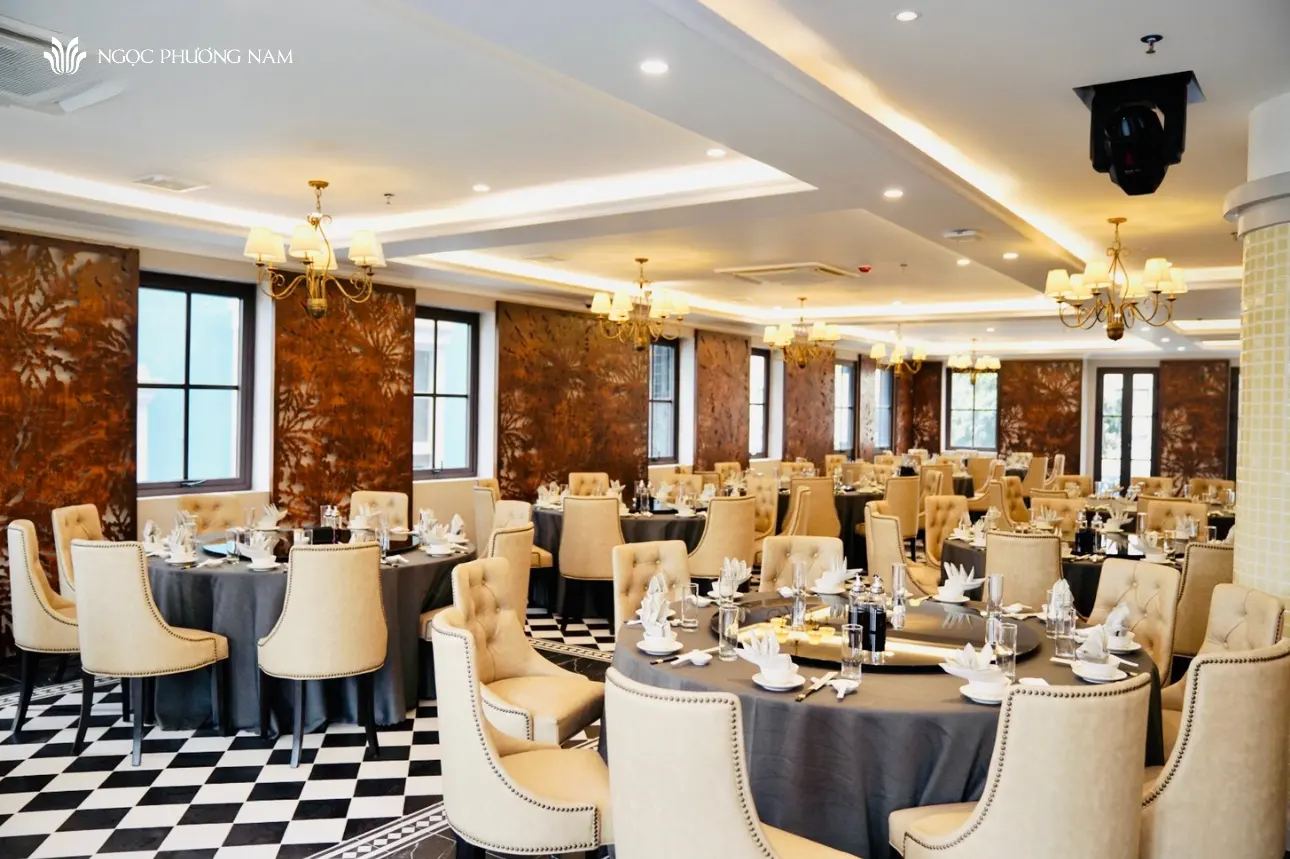 Khám phá không gian sảnh tiệc sang trọng tại Nhà hàng Ngọc Phương Nam Hạ Long với thiết kế tinh tế và view biển Bãi Cháy. Điểm đến lý tưởng cho tiệc gia đình và hội nghị.
