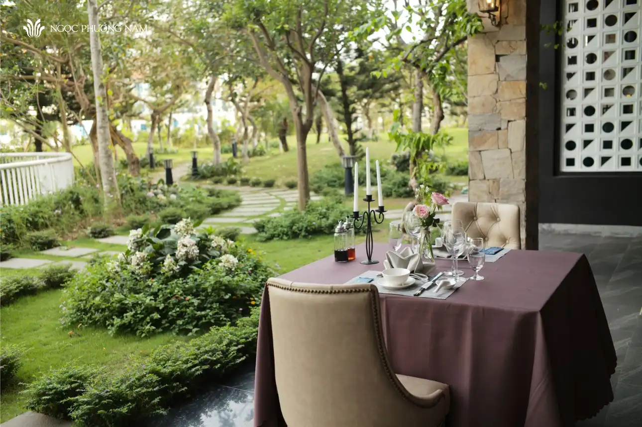 Tận hưởng bữa tối lãng mạn tại không gian sân vườn xanh mát của Nhà hàng Ngọc Phương Nam Hạ Long. View đẹp, không khí trong lành, ẩm thực tinh tế. Đặt bàn ngay!