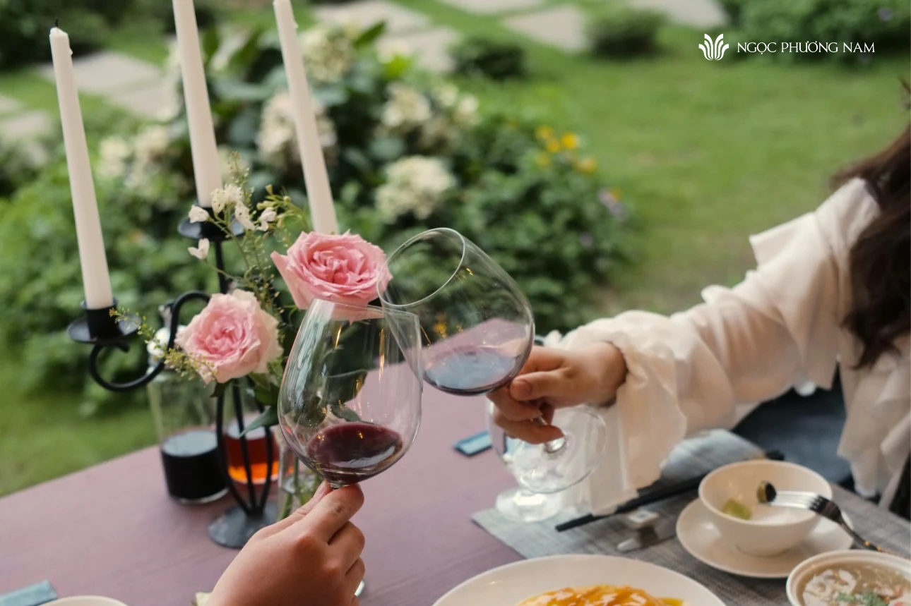 Thưởng thức tiệc tối lãng mạn tại không gian sân vườn Ngọc Phương Nam Hạ Long. View đẹp, hải sản tươi, không gian xanh mát. Đặt bàn ngay!