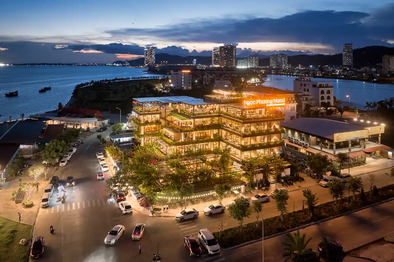 Khám phá không gian sang trọng tại Ngọc Phương Nam, nhà hàng hải sản có view toàn cảnh Vịnh Hạ Long đẹp nhất Bãi Cháy. Phù hợp cho khách đoàn và tiệc sang trọng.