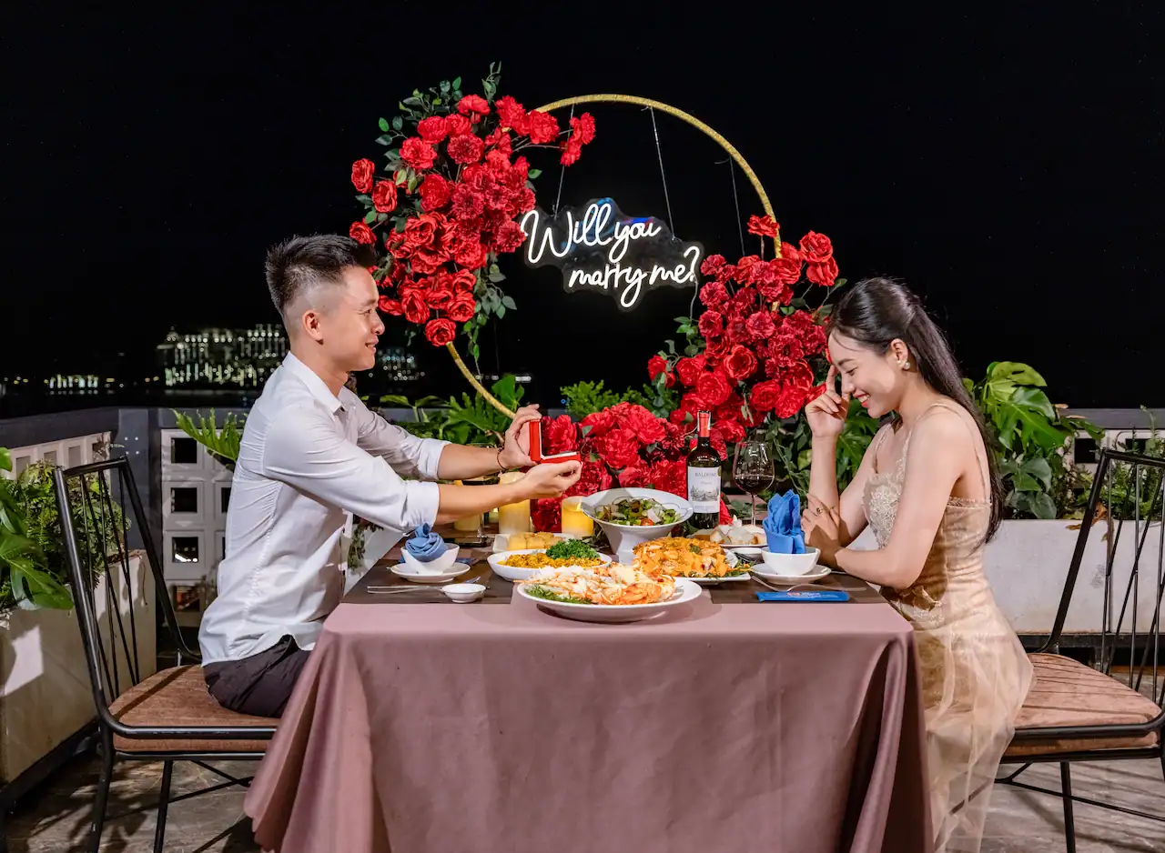 Tận hưởng bữa tối lãng mạn cho cặp đôi tại Hạ Long với setup bàn tiệc riêng tư, view ngắm hoàng hôn Vịnh triệu đô tại nhà hàng Ngọc Phương Nam. Đặt bàn ngay!