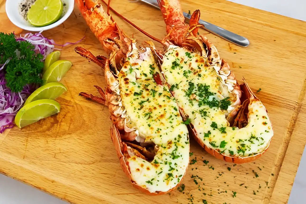 Món tôm hùm Úc nướng phô mai đút lò chuẩn vị. Bí quyết nướng tôm giữ được độ ngọt mọng nước đan xen lớp phô mai béo ngậy, vàng ruộm.