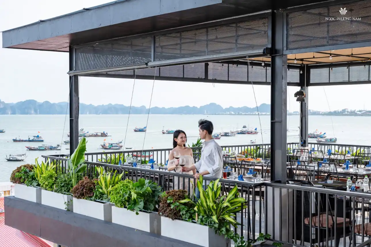 Thưởng thức hải sản thượng hạng và ngắm nhìn toàn cảnh Vịnh Hạ Long từ ban công tầng cao tại Nhà hàng Ngọc Phương Nam. Không gian lý tưởng cho bữa tối lãng mạn.