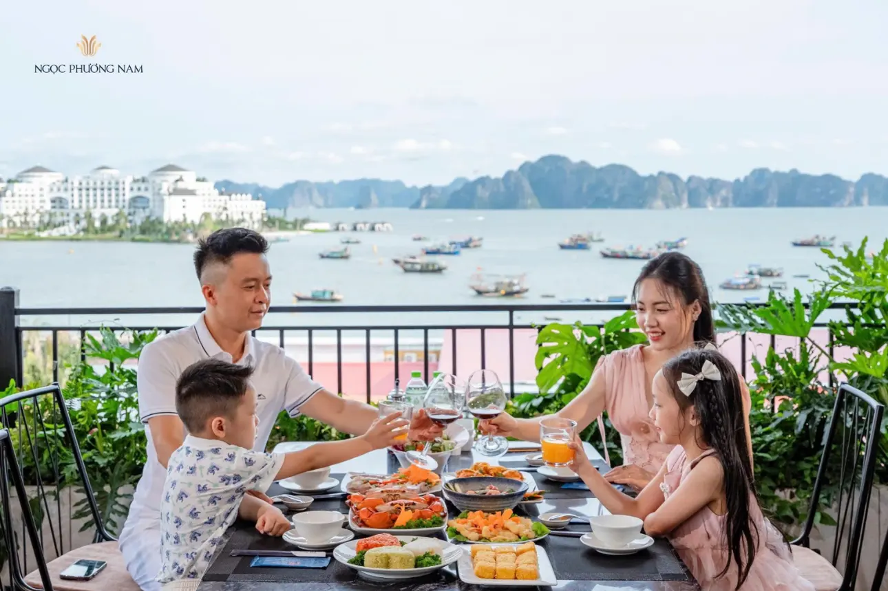 Tận hưởng khoảnh khắc sum vầy hạnh phúc bên bữa tiệc hải sản đẳng cấp cùng gia đình tại Nhà hàng Ngọc Phương Nam Hạ Long. View biển trọn vẹn, không gian ấm cúng.