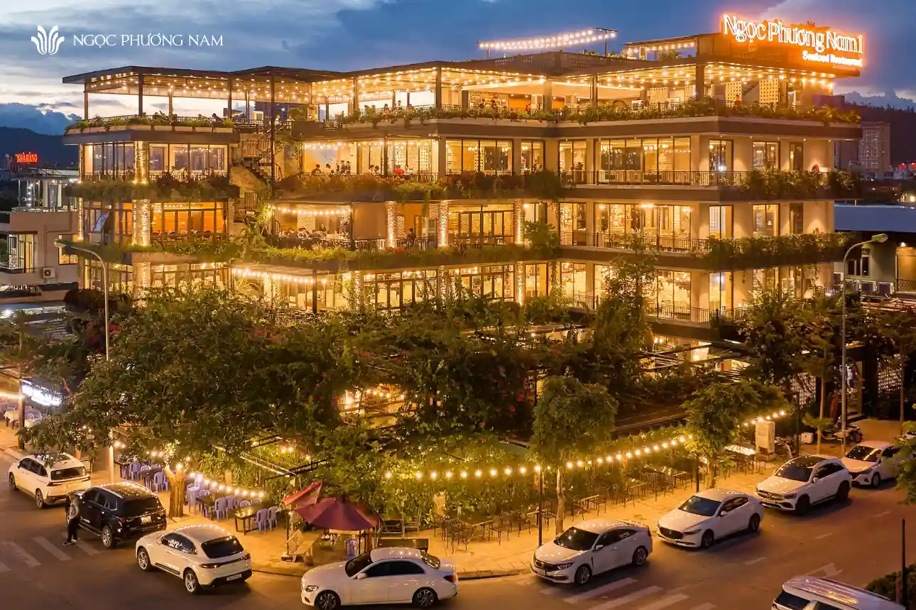 Khám phá vẻ đẹp lung linh của Nhà hàng Ngọc Phương Nam Hạ Long về đêm. Không gian 5 tầng sang trọng, view biển cực đẹp, điểm đến ẩm thực hải sản không thể bỏ qua tại Bãi Cháy.