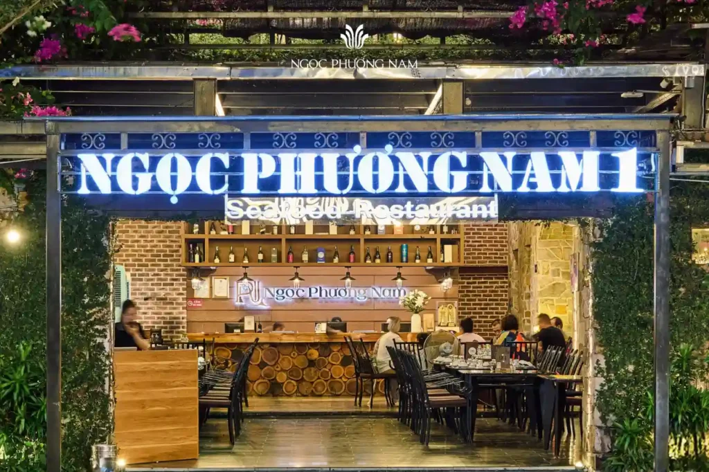 Không gian đón tiếp sang trọng và hiện đại tại sảnh tầng 1 Nhà hàng Ngọc Phương Nam.