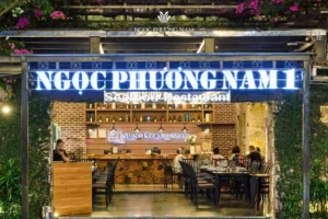 Không gian đón tiếp sang trọng và hiện đại tại sảnh tầng 1 Nhà hàng Ngọc Phương Nam.