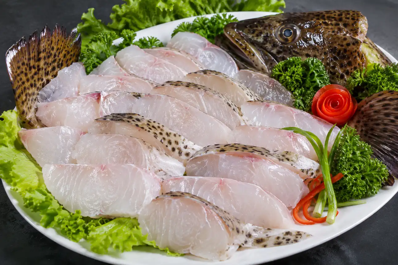 Thớ thịt cá song phi lê trắng trong, săn chắc và tươi ngon đặc trưng