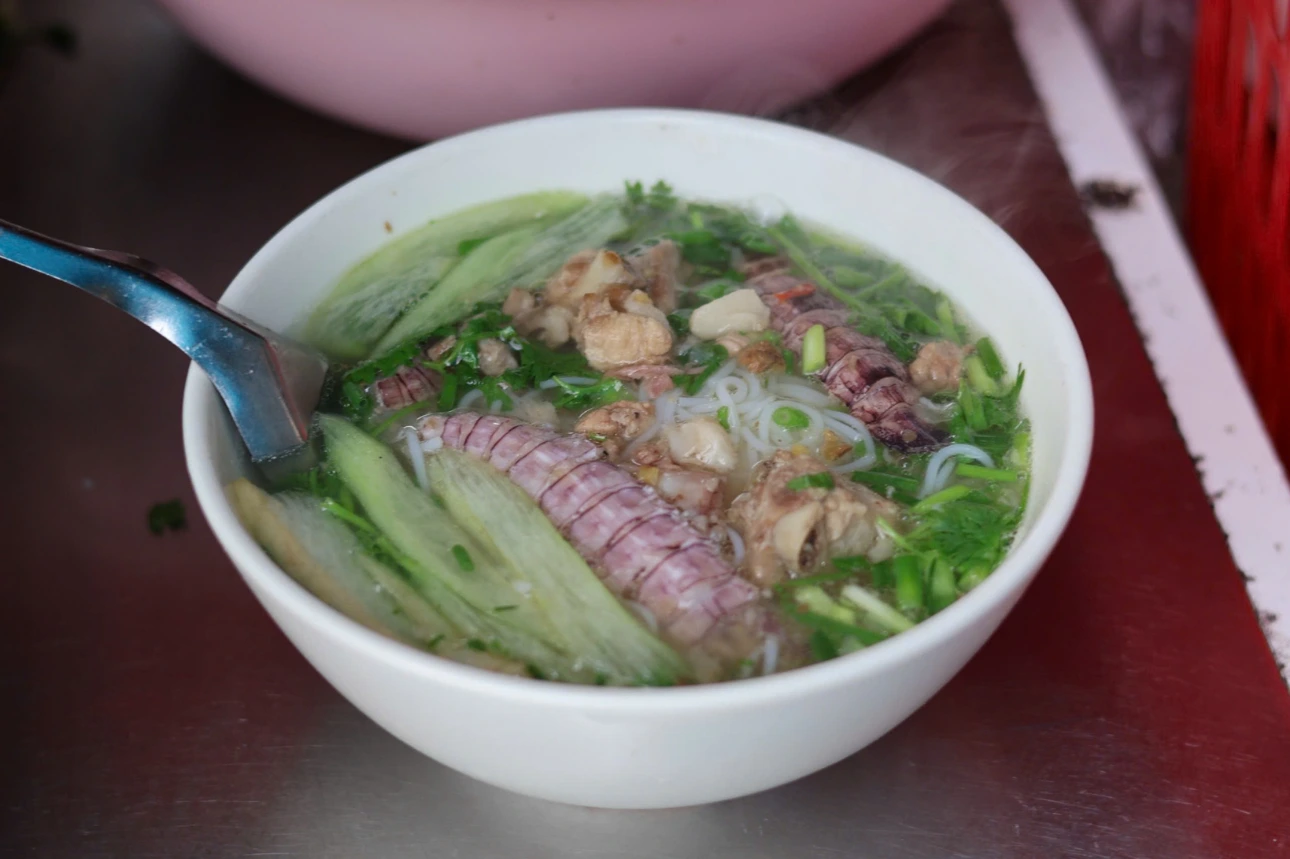 Thưởng thức bún bề bề - món điểm tâm sáng nức tiếng không thể bỏ qua khi du lịch Hạ Long, mang đậm hương vị biển khơi tươi mới.