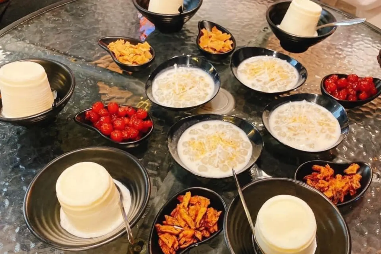 Thưởng thức sữa chua trân châu Hạ Long chính gốc - món ăn vặt trứ danh với vị chua nhẹ, béo ngậy của cốt dừa và dai giòn của trân châu.