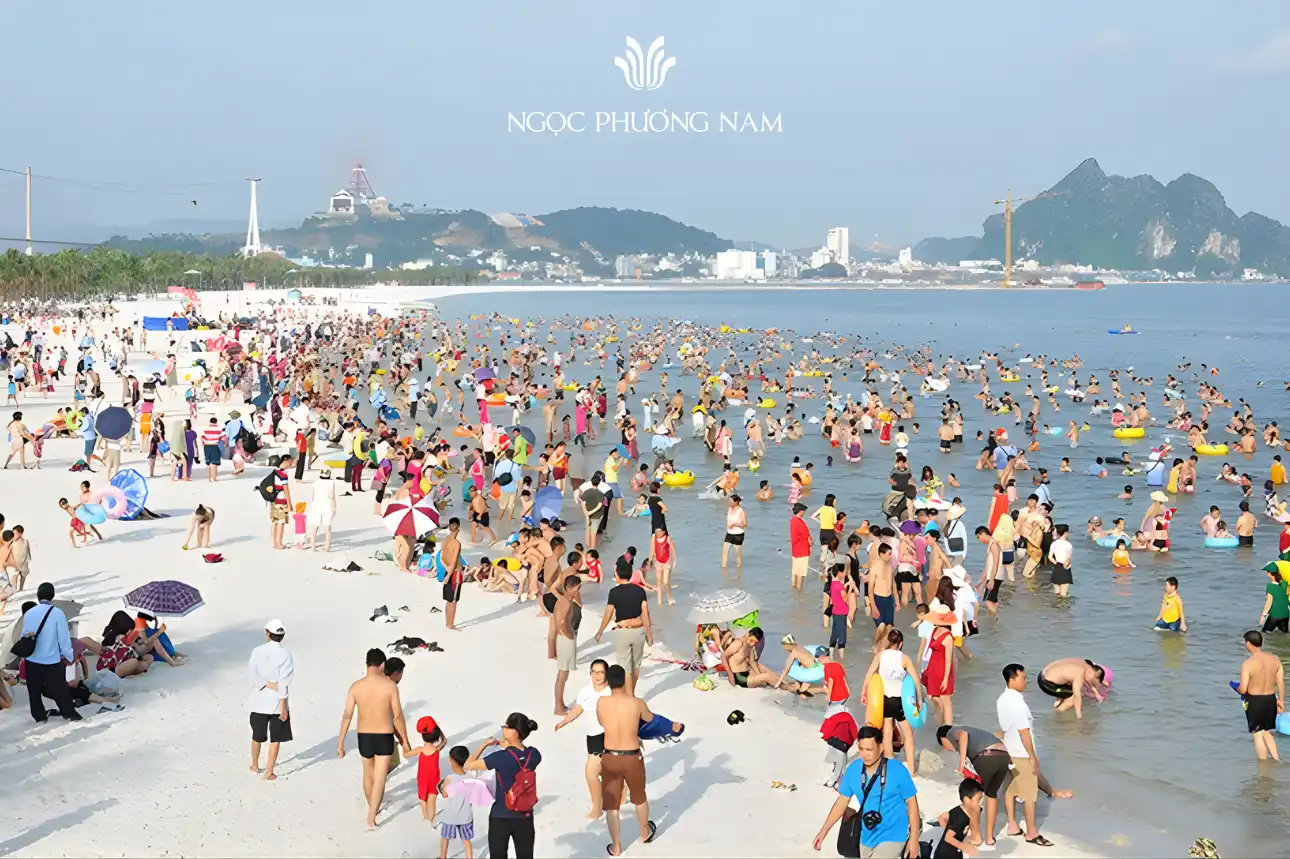Bãi tắm Bãi Cháy Hạ Long với bờ cát trắng mịn và làn nước biển trong xanh