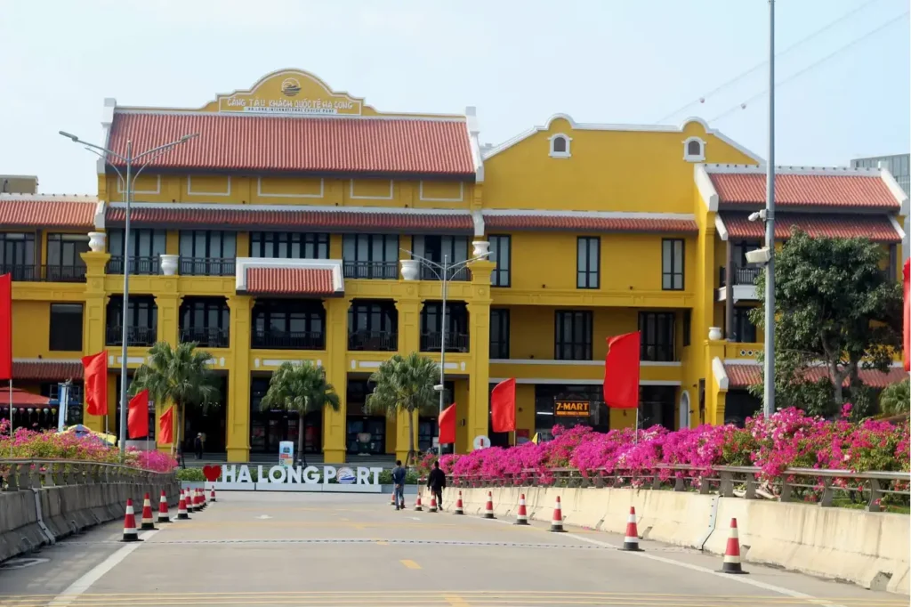 Ghé thăm Cảng tàu khách quốc tế Hạ Long - cửa ngõ hiện đại khám phá vịnh di sản. Điểm check-in kiến trúc Hội An độc đáo tại Bãi Cháy. Xem ngay!