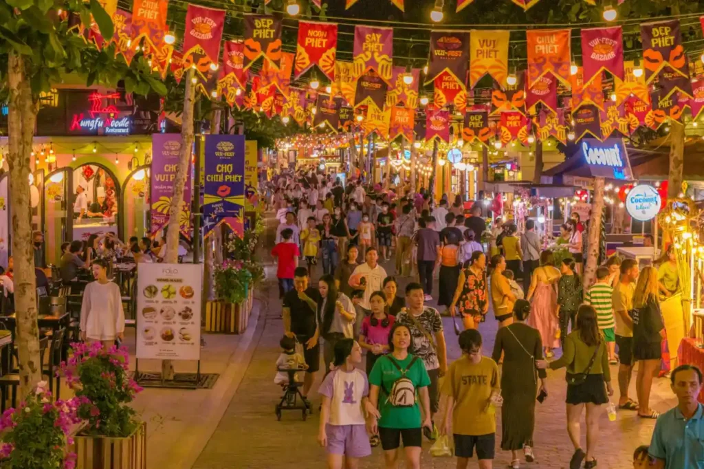 Trải nghiệm Chợ đêm Hạ Long (Vui Phết Bazaar) sôi động với thiên đường ẩm thực và mua sắm sầm uất tại Bãi Cháy. Khám phá ngay!