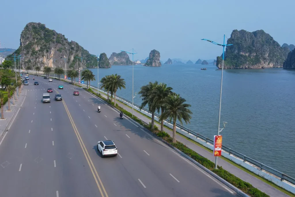 Chiêm ngưỡng cung đường bao biển Trần Quốc Nghiễn Hạ Long đẹp nhất Việt Nam. Trải nghiệm không gian thư giãn lý tưởng bên vịnh di sản. Khám phá ngay!