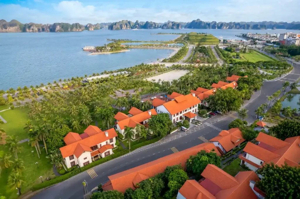 Khám phá đảo Tuần Châu Hạ Long - thiên đường nghỉ dưỡng với cảng du thuyền hiện đại và bãi biển thơ mộng. Đặt tour tham quan ngay hôm nay!