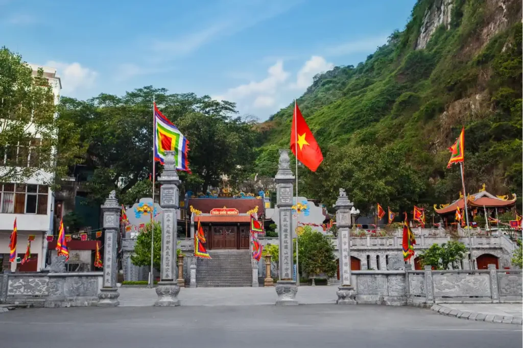 Ghé thăm Đền thờ Đức ông Trần Quốc Nghiễn Hạ Long để tìm về chốn tâm linh thanh tịnh và lịch sử hào hùng bên bờ Vịnh. Khám phá ngay!