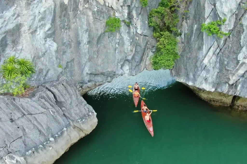 Khám phá Hang Luồn Hạ Long bằng Kayak để chiêm ngưỡng cảnh sắc thiên nhiên kỳ ảo. Điểm đến bình yên không thể bỏ qua trên vịnh di sản. Đặt lịch ngay!