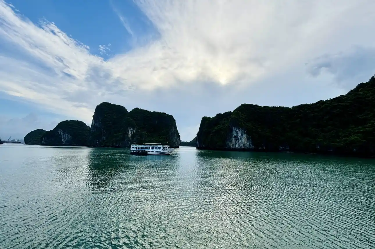 Chiêm ngưỡng vẻ đẹp kỳ vĩ của Vịnh Hạ Long với những đảo đá vôi và du thuyền sang trọng. Đặt tour khám phá kỳ quan thiên nhiên thế giới ngay!