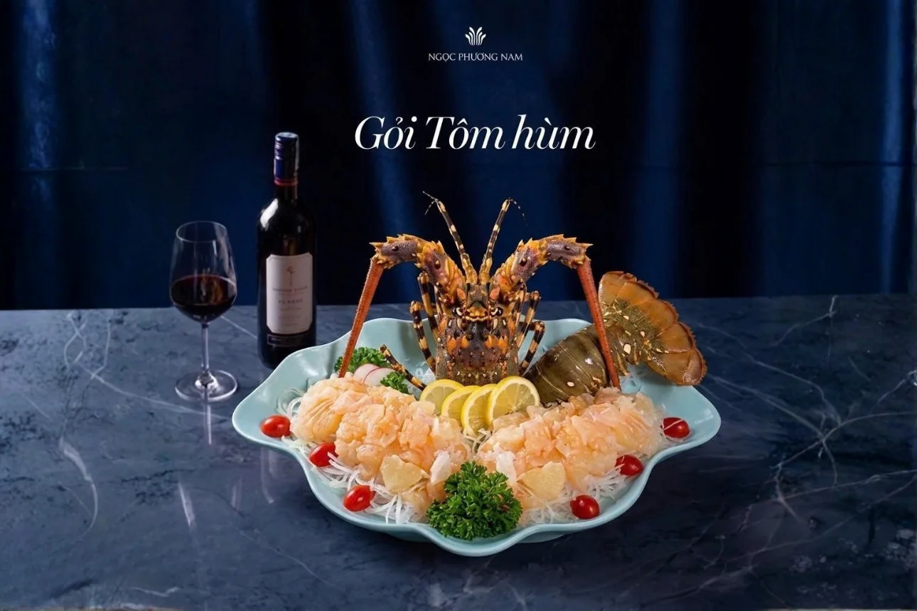 Gỏi tôm hùm xanh tươi sống với thịt giòn ngọt được trình bày đẹp mắt