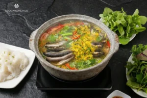Nồi lẩu cá kèo bốc khói nghi ngút với nước dùng chua thanh và thịt cá béo ngọt tại Ngọc Phương Nam