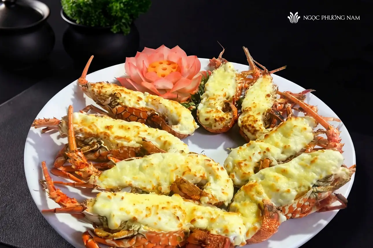 Tôm hùm xanh nướng phô mai với lớp phô mai vàng béo ngậy và thịt tôm ngọt chắc
