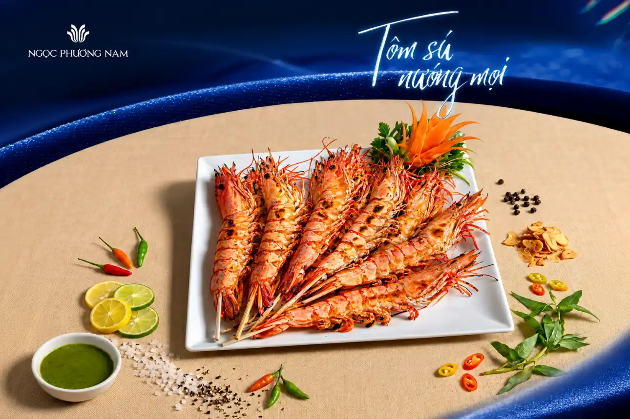 Tôm sú nướng mọi đỏ ruộm, thơm nức tại Nhà hàng Ngọc Phương Nam
