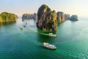 Những con tàu du lịch trắng muốt đang đưa khách tham quan các đảo đá vôi hùng vĩ trên Vịnh Hạ Long