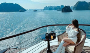 Du khách thư giãn và chụp ảnh sống ảo trên boong du thuyền cao cấp giữa Vịnh Hạ Long.
