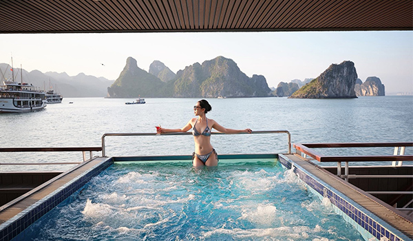 Check-in bể bơi du thuyền