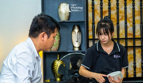Nhân viên phục vụ chuyên nghiệp, nhanh nhẹn tại nhà hàng Hạ Long