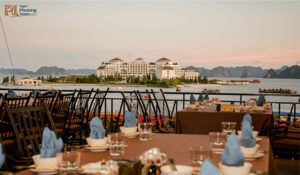 Tầm nhìn tuyệt đẹp từ bàn ăn của nhà hàng Ngọc Phương Nam hướng thẳng ra Vinpearl Đảo Rều.