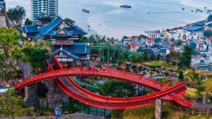 Toàn cảnh Cầu Koi đỏ rực rỡ tại Sun World Hạ Long nhìn từ trên cao.