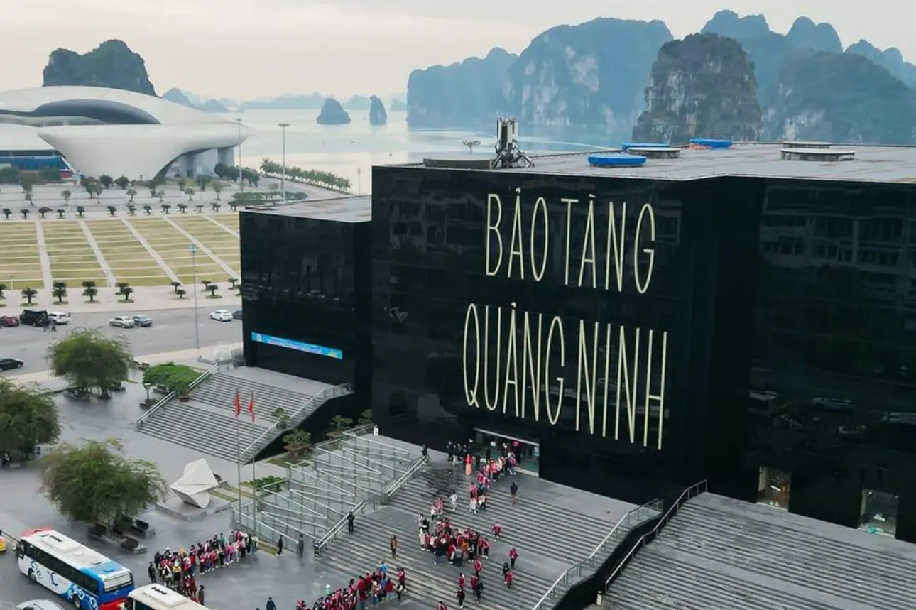 Khám phá Bảo tàng Quảng Ninh, "hòn ngọc đen" kiến trúc độc đáo bên vịnh Hạ Long. Điểm check-in không thể bỏ qua với không gian trưng bày lịch sử, văn hóa đặc sắc.