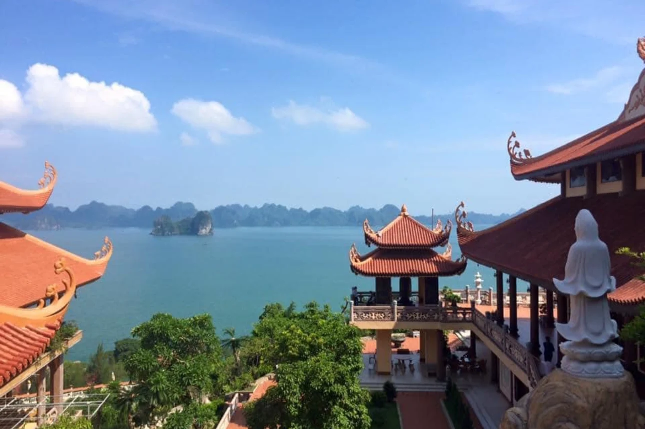 Toàn cảnh kiến trúc uy nghiêm của Chùa Cái Bầu (Thiền viện Trúc Lâm Giác Tâm) hướng tầm nhìn ra vịnh Bái Tử Long.