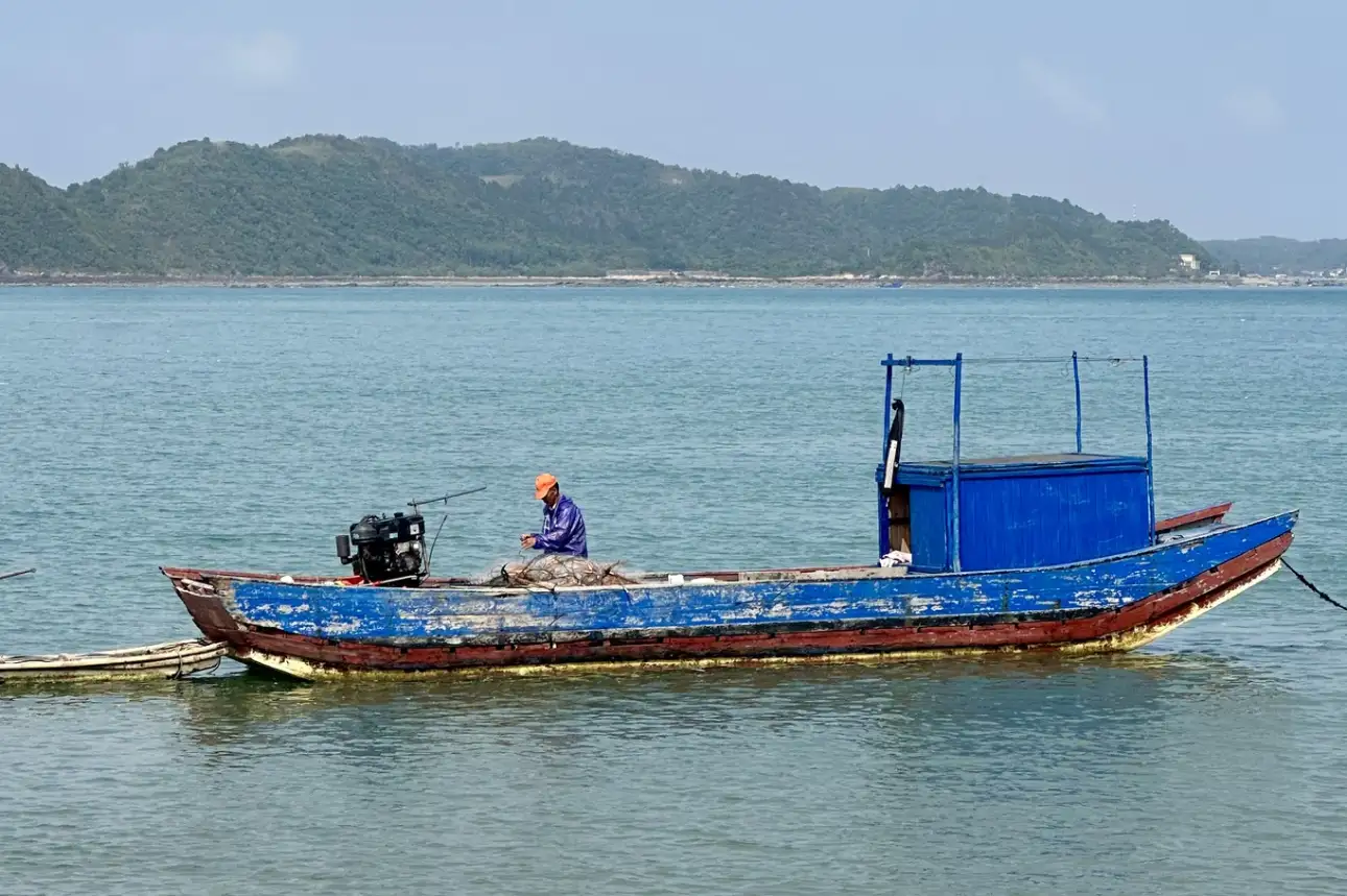 Đảo Cái Chiên Quảng Ninh với bãi biển hoang sơ, cát trắng và không gian thiên nhiên yên bình