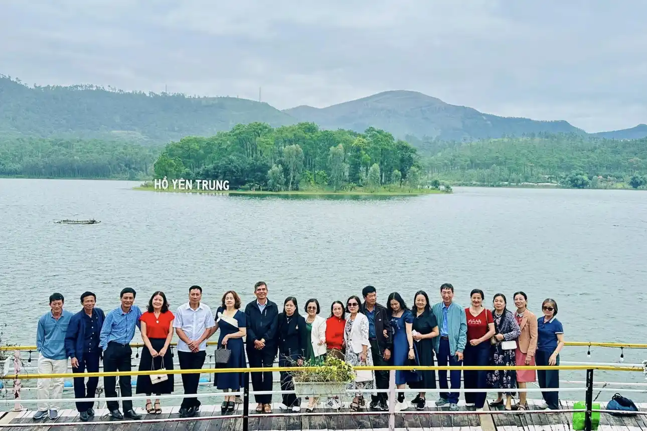 Hồ Yên Trung Uông Bí Quảng Ninh điểm du lịch sinh thái với rừng thông xanh và không gian hồ nước trong lành
