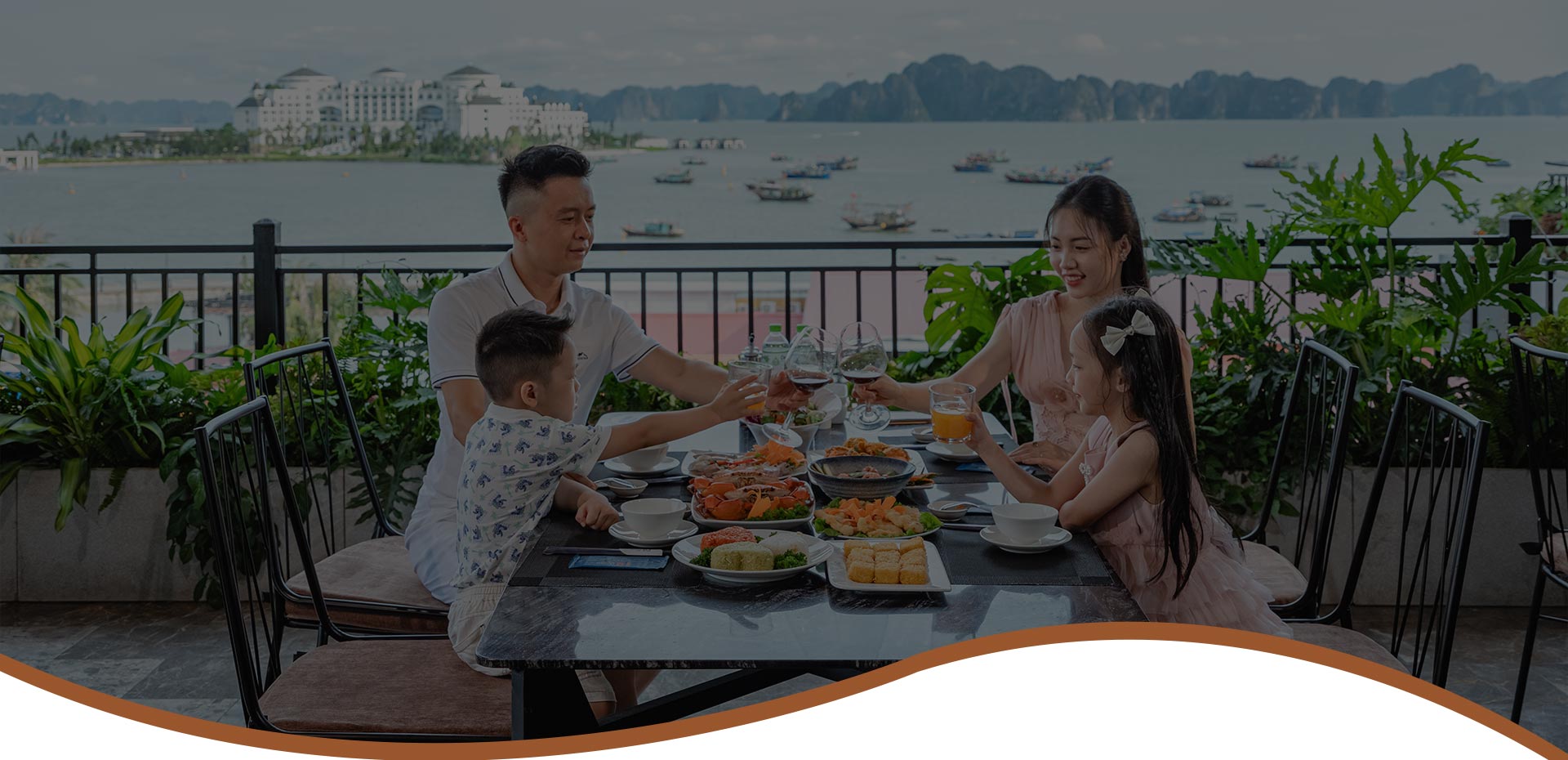 View biển Hạ Long nhìn từ ban công Nhà hàng Ngọc Phương Nam