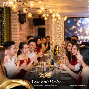 Các bạn trẻ và cặp đôi vui vẻ cụng ly chúc mừng trong không gian tiệc cuối năm ấm cúng tại nhà hàng