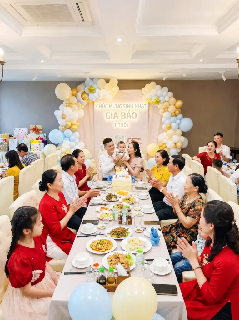 Tiệc thôi nôi bé Gia Bảo tại phòng tiệc sang trọng nhà hàng Ngọc Phương Nam chuyên hải sản Hạ Long