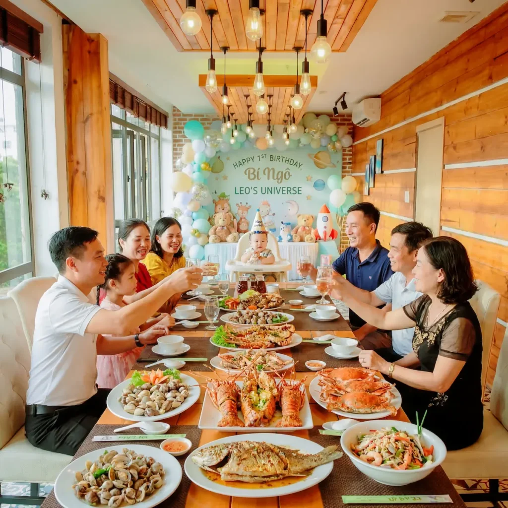 Bàn tiệc hải sản cao cấp gồm tôm hùm và cua biển cho tiệc thôi nôi tại nhà hàng Ngọc Phương Nam Hạ Long.