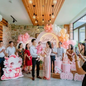 Tổ chức tiệc thôi nôi cho bé gái tại nhà hàng Ngọc Phương Nam Hạ Long với không gian decor hồng sang trọng.