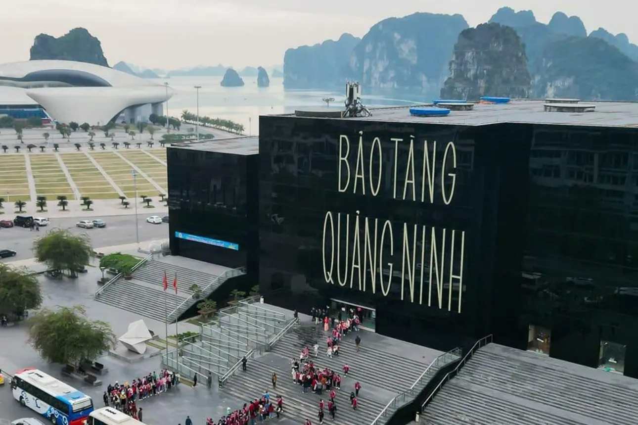 Bảo tàng Quảng Ninh kiến trúc khối kính đen độc đáo bên vịnh Hạ Long, điểm tham quan và check-in nổi bật