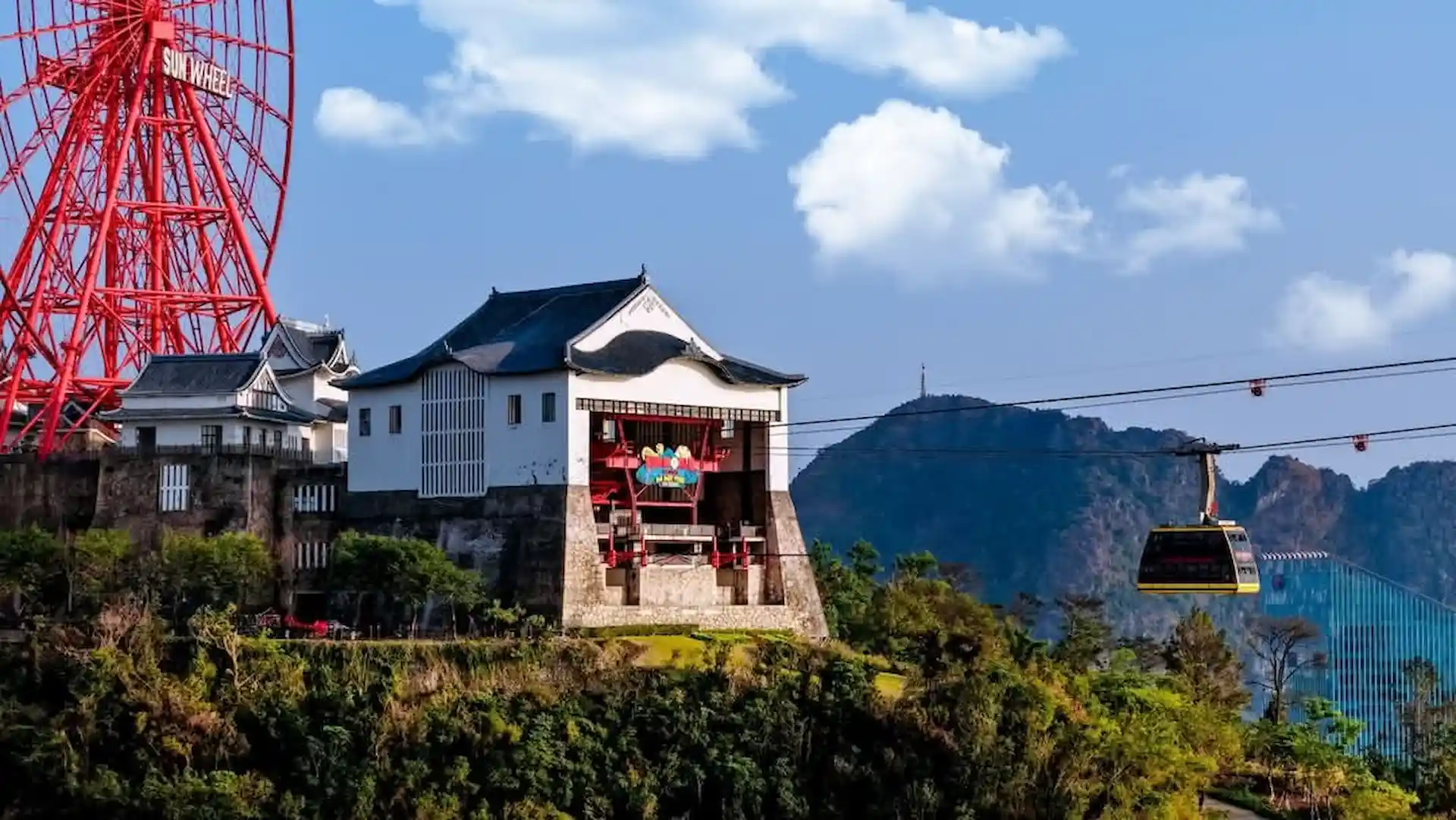 Sun World Ha Long với Cáp treo Nữ Hoàng và Vòng quay Mặt Trời nhìn toàn cảnh vịnh