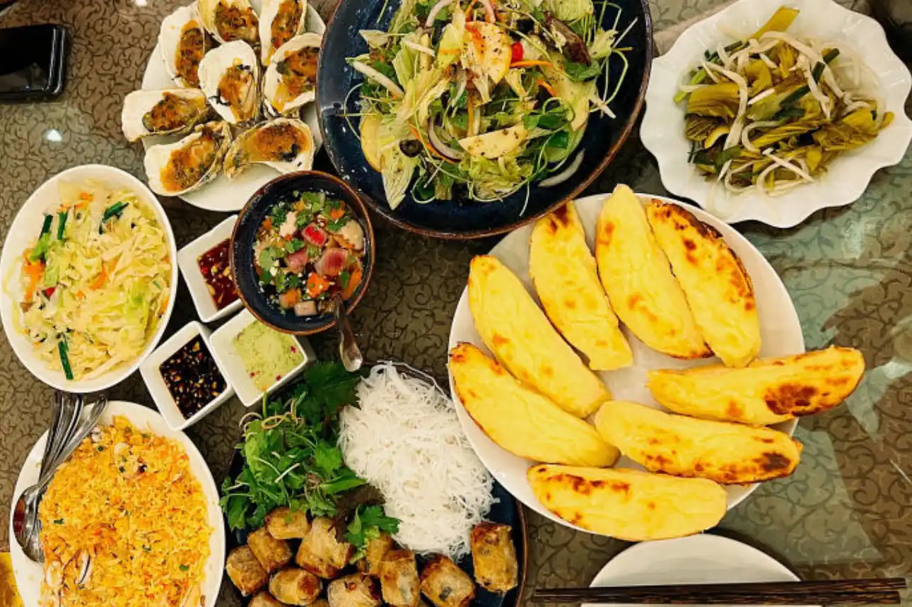 Mâm tiệc hải sản phong phú tại Nhà hàng Ngọc Phương Nam với nhiều món ăn hấp dẫn