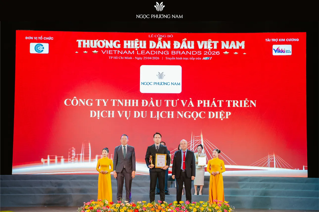 Đại diện Nhà hàng Ngọc Phương Nam nhận giải Thương hiệu dẫn đầu Việt Nam 2026